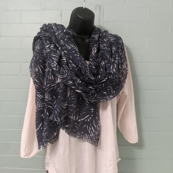 Lot of 2 J crew scarves. Blue and white and black and white - Picture 13 of 13